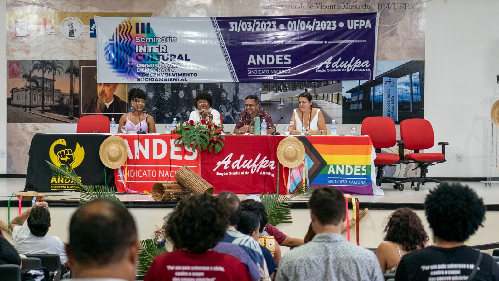 Durante Um Debate Intercultural Um Participante Tenta Defender